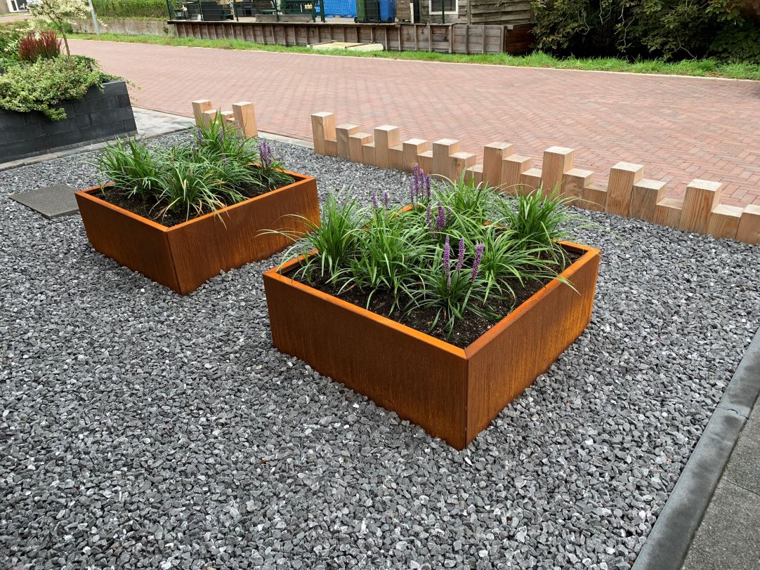 Planter connecting parts