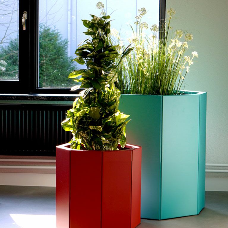 Powder coated steel planter Chicago 100