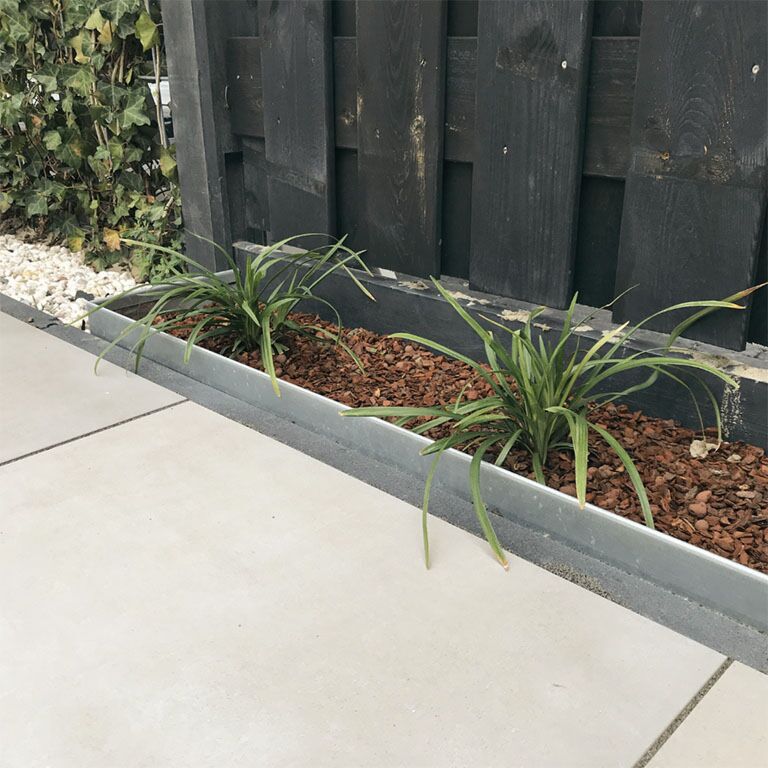 Galvanised steel border edge flattened 13 cm complete set per 15 metres